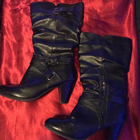 Small heeled, black boots $25 - Picture 1 of 5